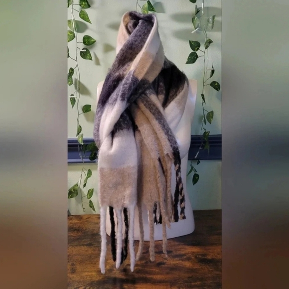 NWT Old Navy Women’s Plaid Brushed Scarf Cream Tan Black Cozy Winter Accessory - Picture 1 of 3